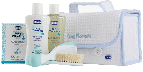 CHICCO BABY MOMENTS BEAUTY MANIGLIA AZZURRO BAGNO DELICATO CORPO-CAPELLI PELLI DELICATE 200 ML + CREMA CORPO PELLI DELICATE 200ML + ACQUA DI COLONIA BABY SMELL PELLI DELICATE 100ML - Farmacia Murachelli Di Putelli dr. Giovanni