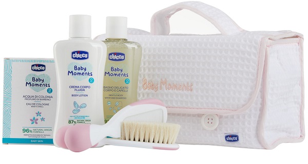 CHICCO BABY MOMENTS BEAUTY MANIGLIA ROSA BAGNO DELICATO CORPO-CAPELLI PELLI DELICATE 200 ML + CREMA CORPO PELLI DELICATE 200 ML + ACQUA DI COLONIA BABY SMELL PELLI DELICATE 100 ML - Farmacia Murachelli Di Putelli dr. Giovanni